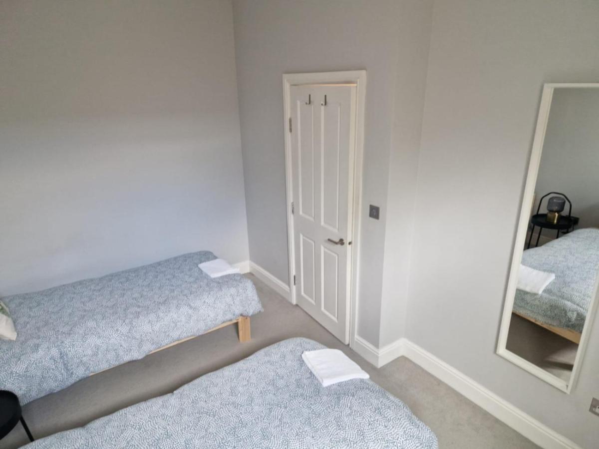 Wonderful 3 Bed Flat With Private Garden In Wimbledon - 1 The Queens Lägenhet London Exteriör bild