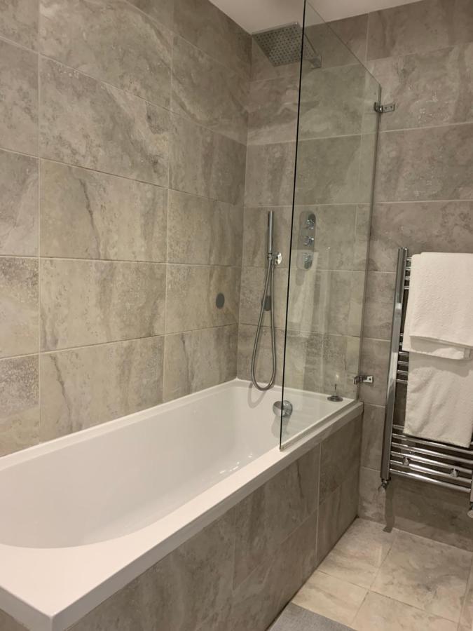Wonderful 3 Bed Flat With Private Garden In Wimbledon - 1 The Queens Lägenhet London Exteriör bild