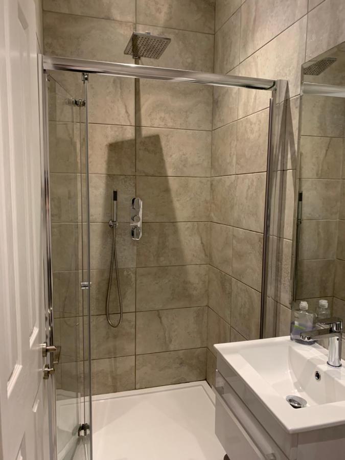 Wonderful 3 Bed Flat With Private Garden In Wimbledon - 1 The Queens Lägenhet London Exteriör bild